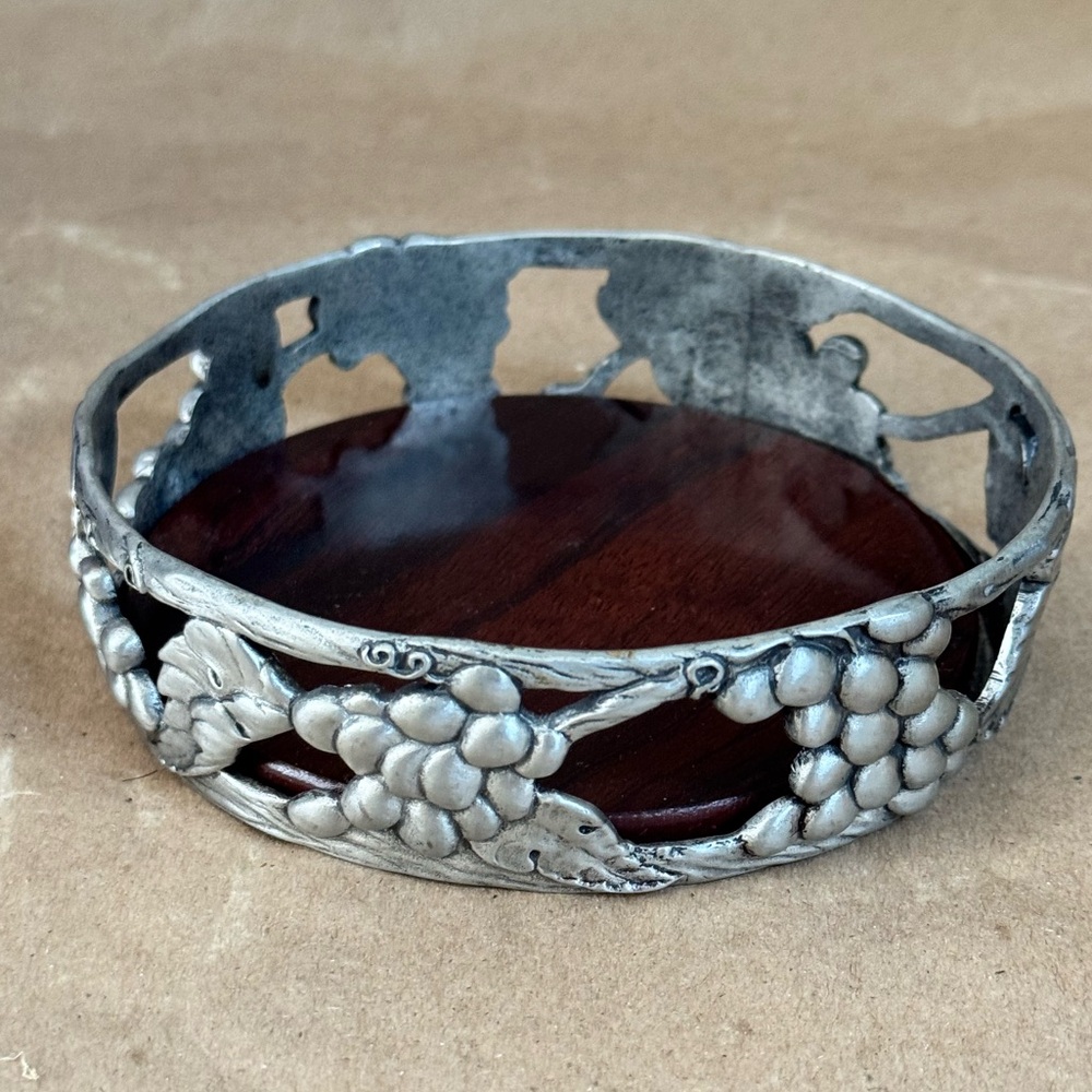 1989 Seagull Pewter Grapes Wine Bottle Coaster.